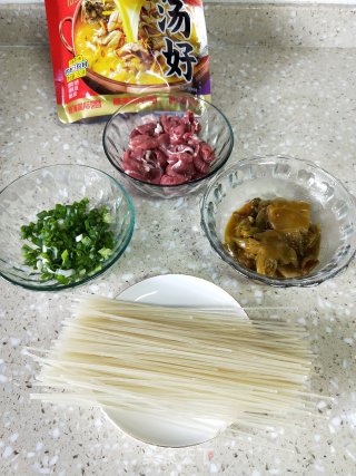 牛肉酸汤米粉的做法步骤：1