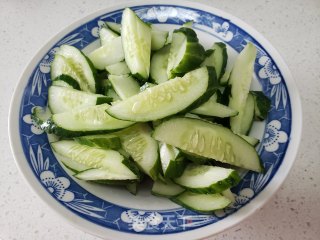 黄瓜木耳炒鸡蛋的做法步骤：1