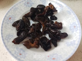 黄瓜木耳炒鸡蛋的做法步骤：2