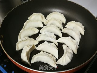 鲜肉包菜煎饺的做法步骤：8