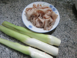 鹅肠炒茭白的做法步骤：1