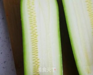 夏天瓜果的浪漫，西葫芦鸡蛋饺子下锅！的做法步骤：1