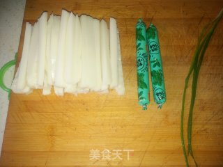 火腿肠辣炒年糕的做法步骤：1