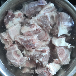 啤酒炖排骨的做法步骤：1