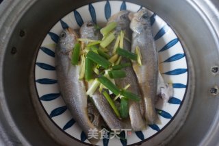 柠檬蒸黄鱼的做法步骤：6