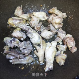 酸姜焖鸡的做法步骤：4