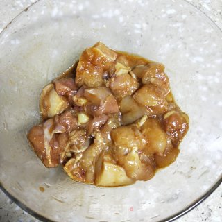 鸡肉炒青椒的做法步骤：2