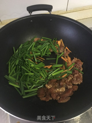 韭菜苔胡萝卜炒肉丝的做法步骤：2