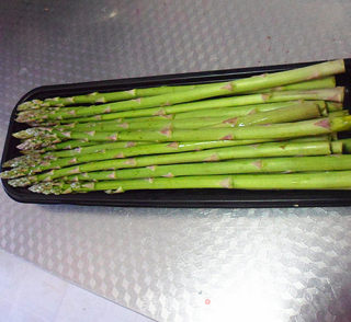 白灼芦笋的做法步骤：1