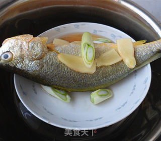 椒油黄花鱼的做法步骤：3