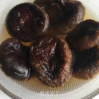 黄豆香菇煲排骨的做法步骤：2