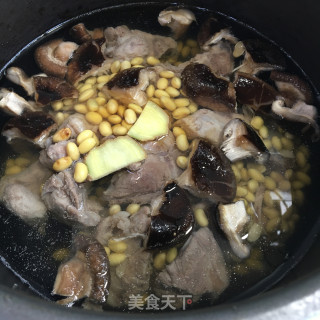 黄豆香菇煲排骨的做法步骤：5