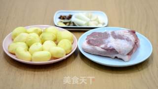 五花肉烧小土豆的做法步骤：1