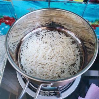 金针菇鸡蛋汤的做法步骤：3