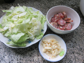 香肠包心菜炒铁棍山药粉条的做法步骤：2