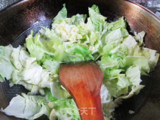 香肠包心菜炒铁棍山药粉条的做法步骤：5