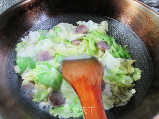 香肠包心菜炒铁棍山药粉条的做法步骤：7