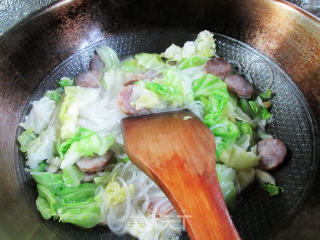 香肠包心菜炒铁棍山药粉条的做法步骤：8