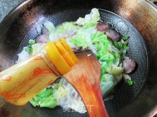 香肠包心菜炒铁棍山药粉条的做法步骤：10