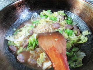 香肠包心菜炒铁棍山药粉条的做法步骤：12