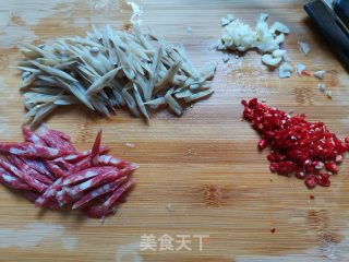 香肠炒白四季豆的做法步骤：1