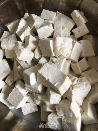豆瓣酱烧豆腐的做法步骤：1