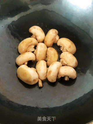 蘑菇鸡汤的做法步骤：3