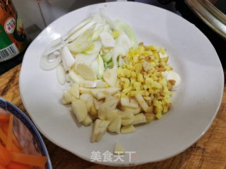 五彩虾仁炒面的做法步骤：1