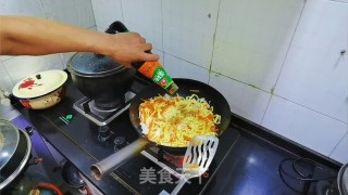 五彩虾仁炒面的做法步骤：12