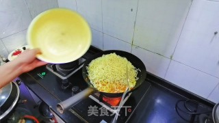 五彩虾仁炒面的做法步骤：14