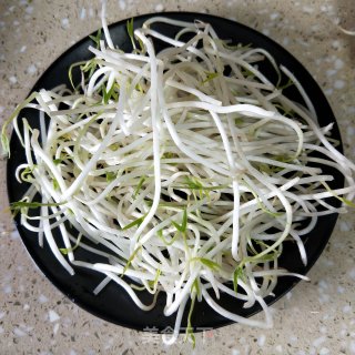 凉拌豆芽裙带菜的做法步骤：1
