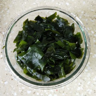 凉拌豆芽裙带菜的做法步骤：2