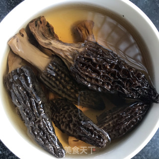 羊肚菌海参蒸蛋的做法步骤：2