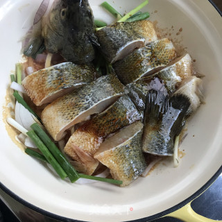 蒜香无水焗鲈鱼的做法步骤：6