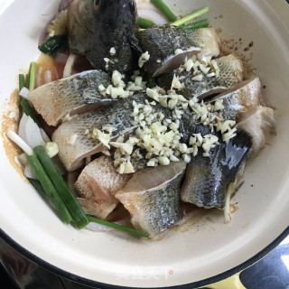 蒜香无水焗鲈鱼的做法步骤：7