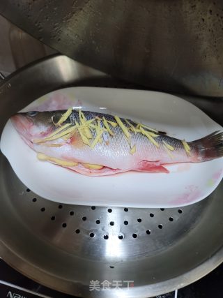 黄豆酱蒸鲈鱼的做法步骤：2