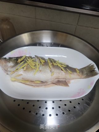黄豆酱蒸鲈鱼的做法步骤：3