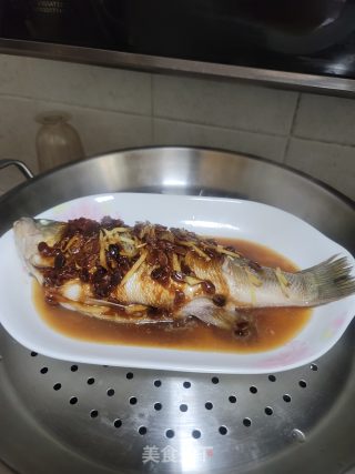 黄豆酱蒸鲈鱼的做法步骤：4