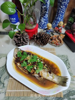黄豆酱蒸鲈鱼的做法步骤：5