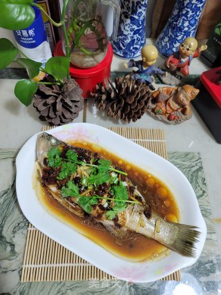黄豆酱蒸鲈鱼的做法步骤：7