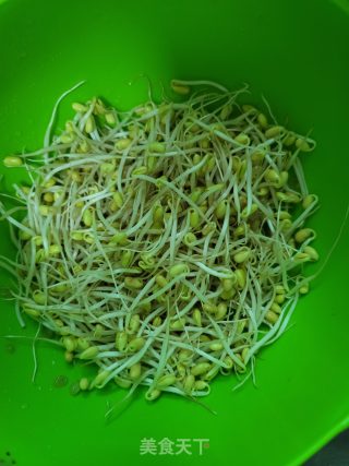 鸡汤黄豆芽的做法步骤：1