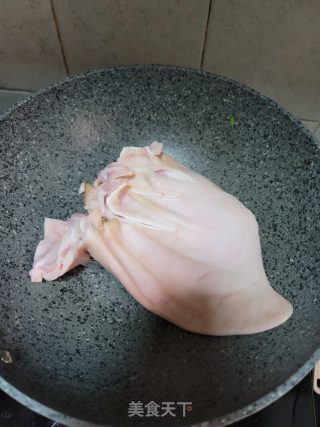 白灼猪耳朵的做法步骤：1