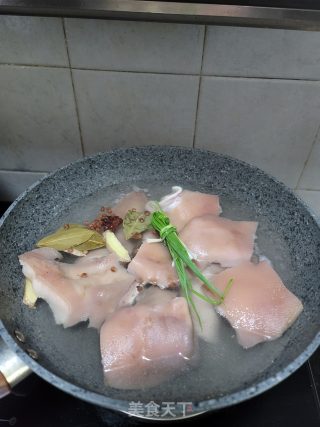 白灼猪耳朵的做法步骤：5