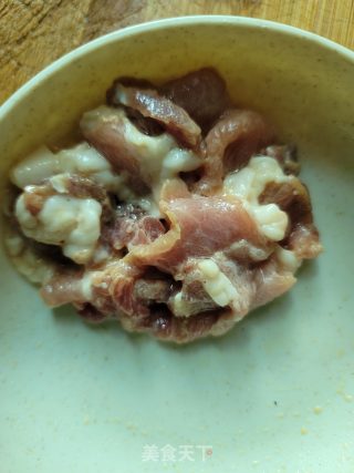 猪肉洋葱炒芦笋的做法步骤：2