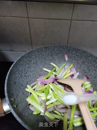 猪肉洋葱炒芦笋的做法步骤：10