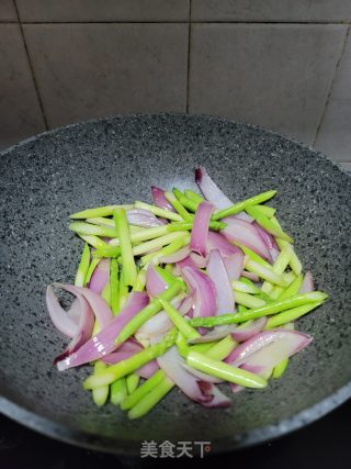 猪肉洋葱炒芦笋的做法步骤：11