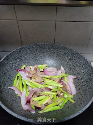 猪肉洋葱炒芦笋的做法步骤：13