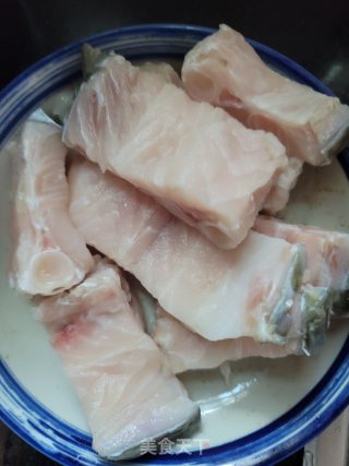 鱼骨焖腐竹的做法步骤：1