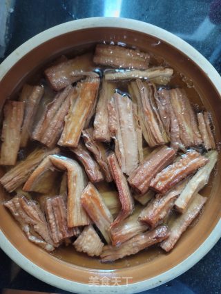 鱼骨焖腐竹的做法步骤：2