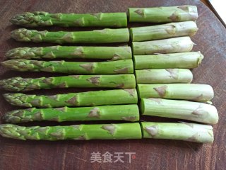 蒜末芦笋的做法步骤：1